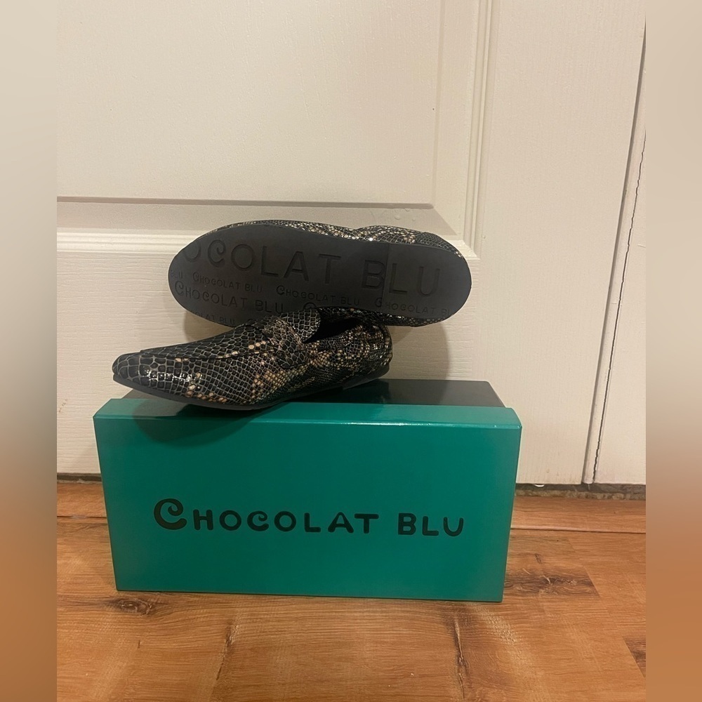 Chocolate Blu         Embossed snake black and gold flats​​​​​​​​​